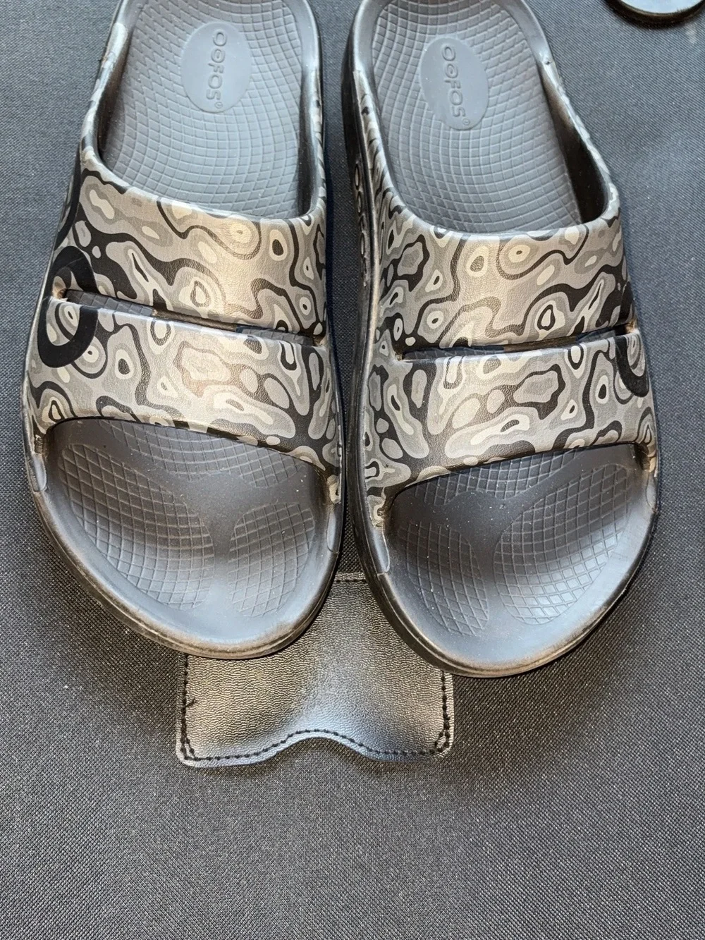 OOFOS Men's Black Water camo Patterned Slide Sandals size 11